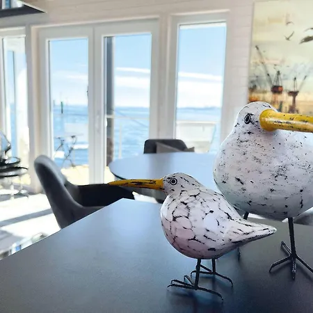 Stern-v-stern-hausboot Nyaraló Heiligenhafen