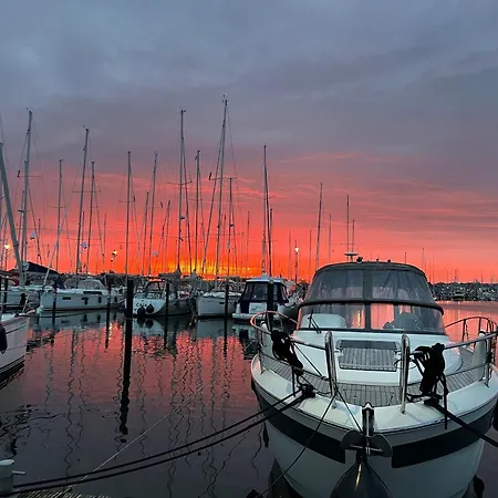 Stern-v-stern-hausboot Nyaraló