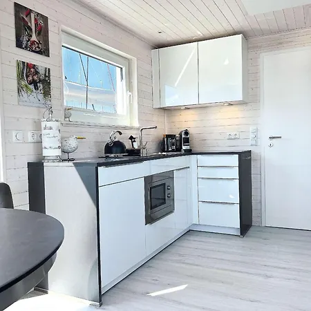 Stern-v-stern-hausboot *