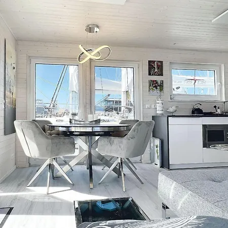 Nyaraló Stern-v-stern-hausboot *