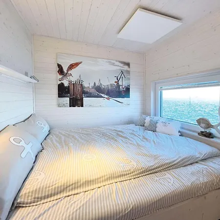 Stern-v-stern-hausboot Nyaraló